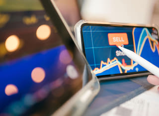 Operador multimercado avaliando alternativas em Bitcoin, Ethereum e forex
